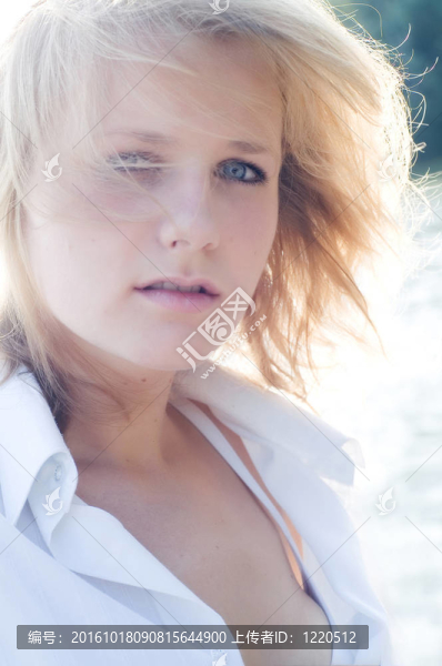 美麗的年輕金發(fā)女子在海灘上