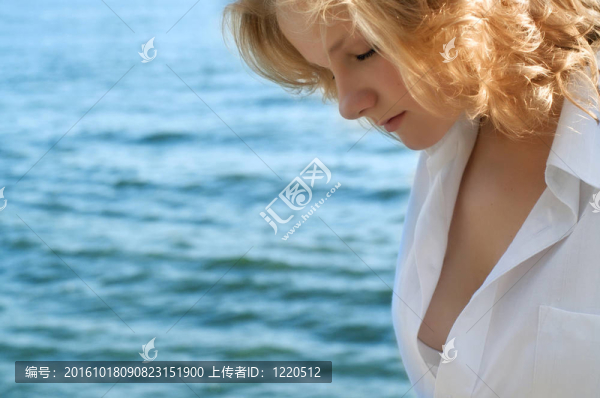 美麗的年輕女子與密切的眼睛
