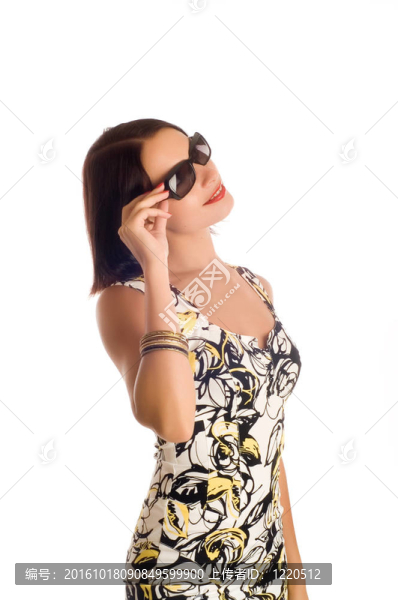 戴著現(xiàn)代太陽鏡的年輕女人。工作室在白色背景拍攝