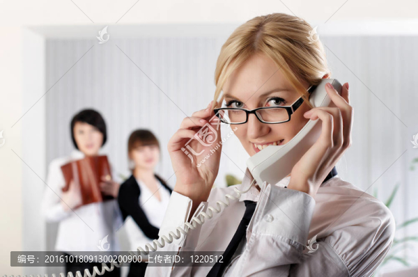 辦公室的年輕商業(yè)女性
