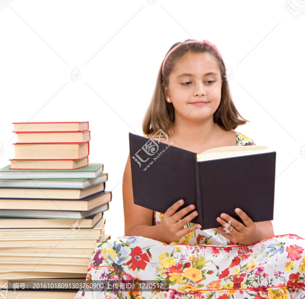可愛的女孩讀書