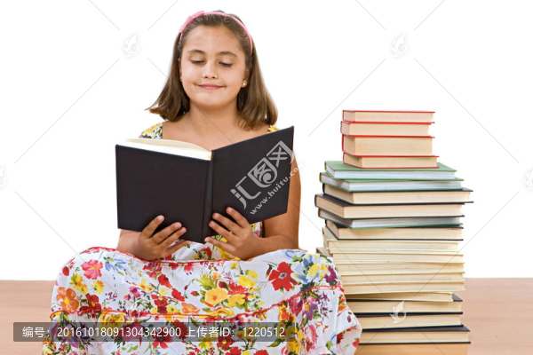 可愛的女孩讀書
