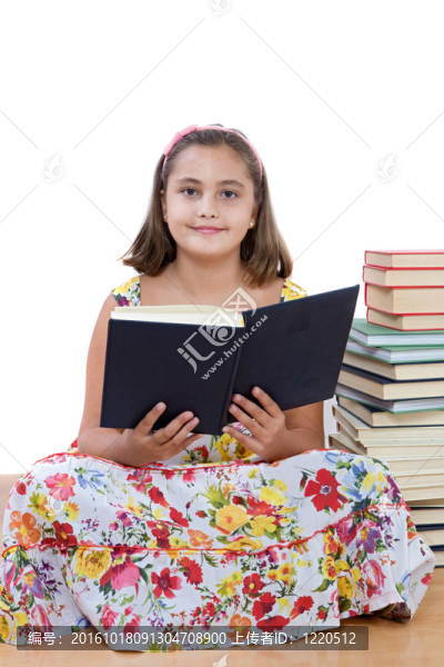 可愛的女孩讀書