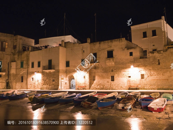 莫諾波利夜間景觀。Apulia。