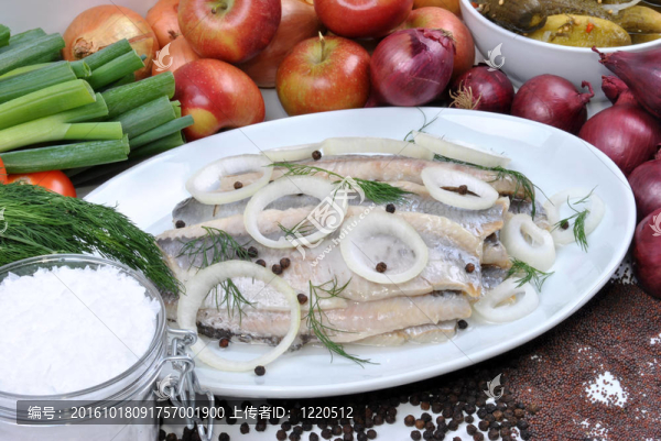 白盤子上的新鮮有機(jī)鯡魚