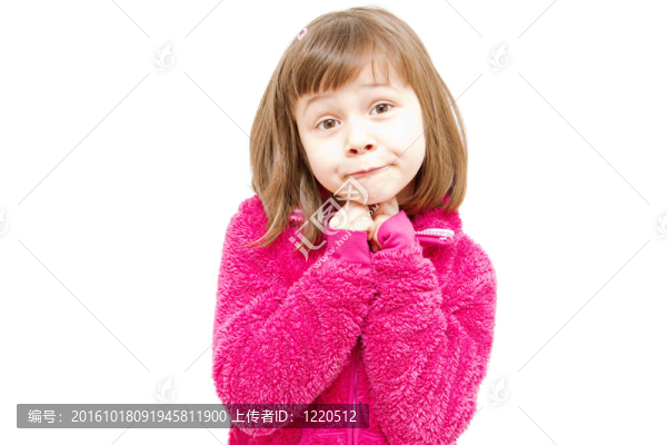 穿白色外套的小女孩