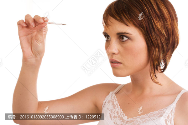 迷人的白人女性檢查她的體溫