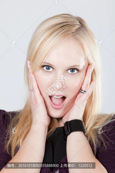 金發(fā)女子張開(kāi)嘴；