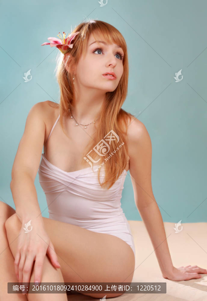 坐在假海灘上的女孩