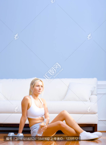 運(yùn)動后的年輕女子