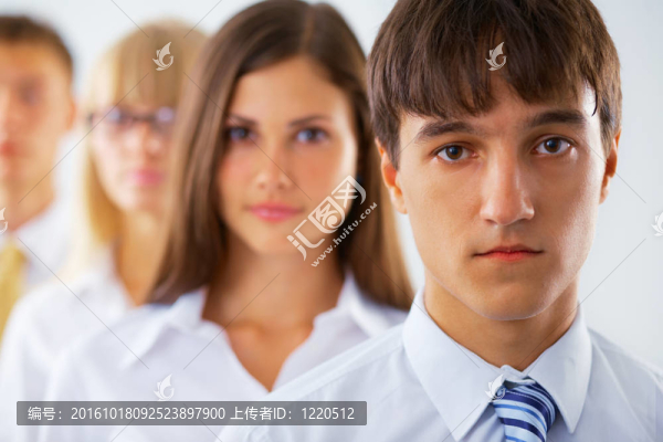 年輕商人與同事