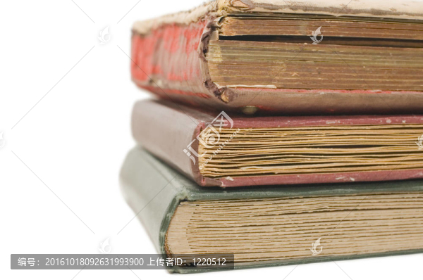 白色背景下的舊書堆