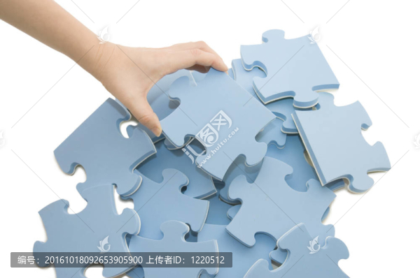 手收集拼圖的一部分