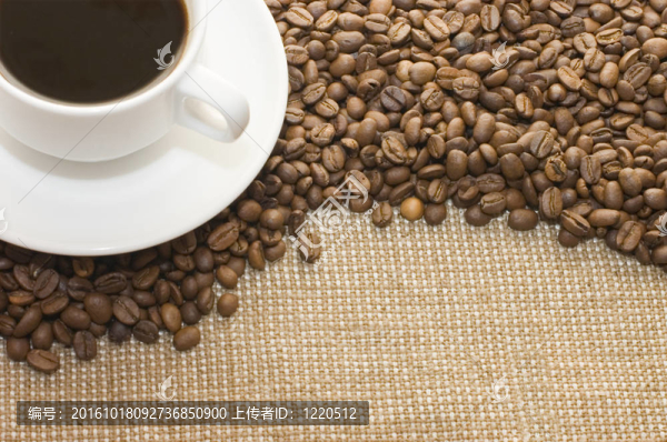 咖啡杯上的咖啡粒