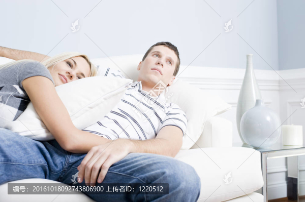 夫妻在沙發(fā)上放松