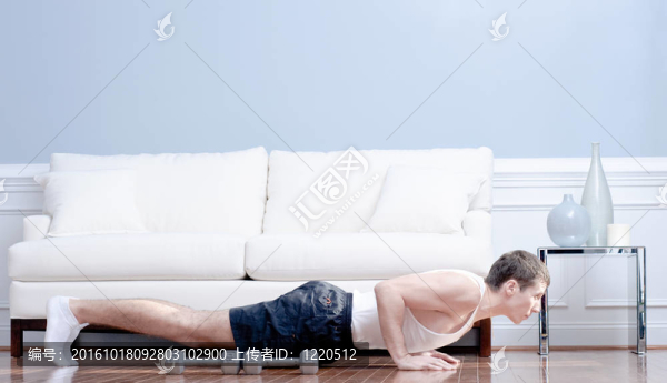 男人在客廳做俯臥撐
