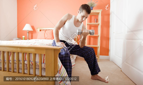 男子用手臂重量在臥室