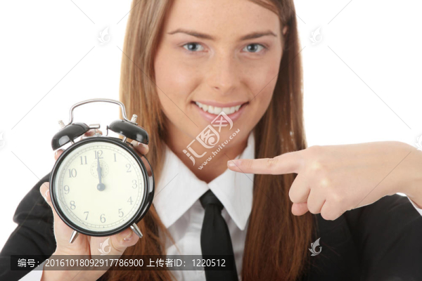 一個帶鬧鐘的年輕女人