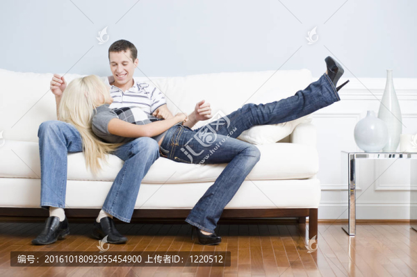 恩愛夫妻在沙發(fā)上一起放松
