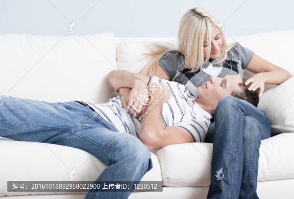 恩愛夫妻在沙發(fā)上放松