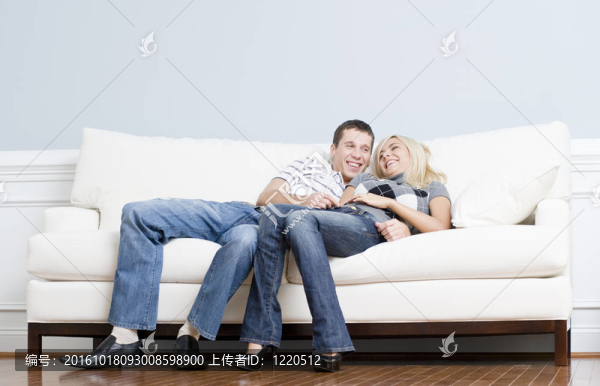 恩愛夫妻在沙發(fā)上歡笑放松