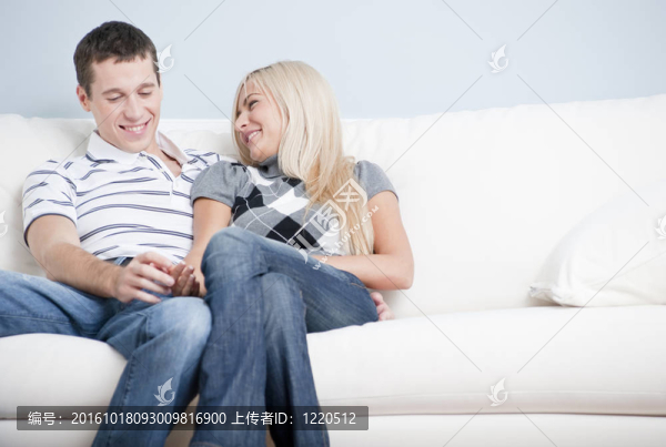 恩愛夫妻在沙發(fā)上歡笑放松
