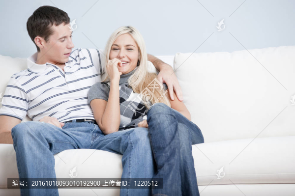 恩愛夫妻在沙發(fā)上放松