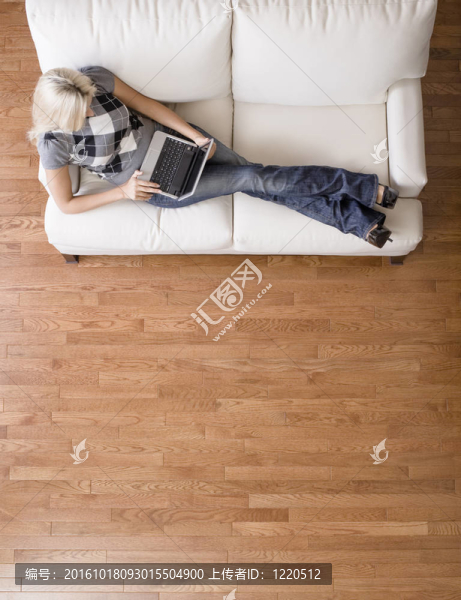 沙發(fā)上的女人與筆記本電腦的俯視圖