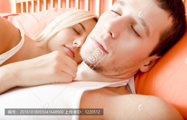 夫婦睡在床上