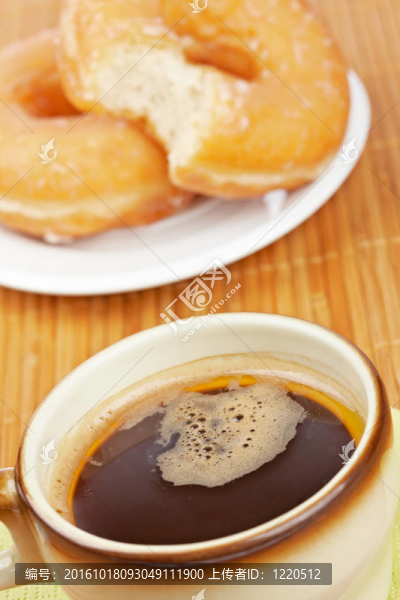 美味的甜甜圈和咖啡