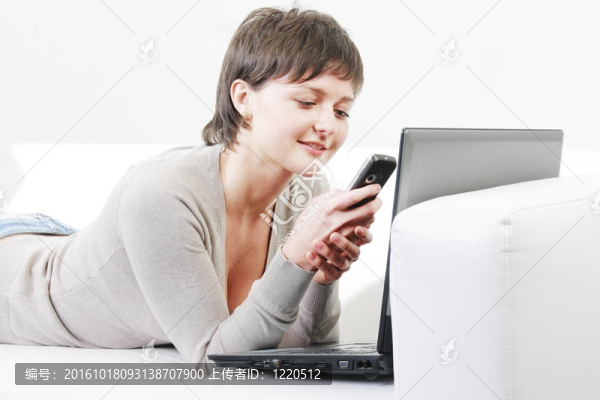女性閱讀消息