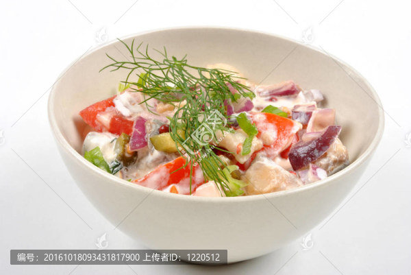 一些新鮮的有機(jī)鯡魚沙拉配番茄