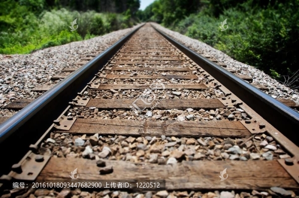 沿著軌道