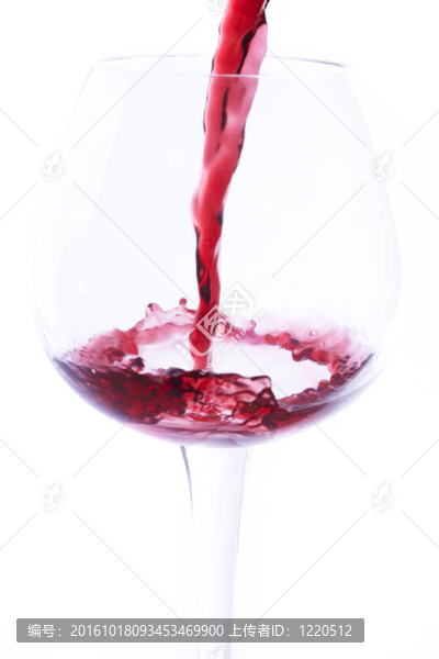 將葡萄酒倒進(jìn)玻璃杯的股票照片