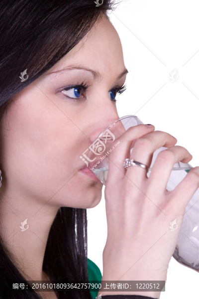 美麗女孩飲用水