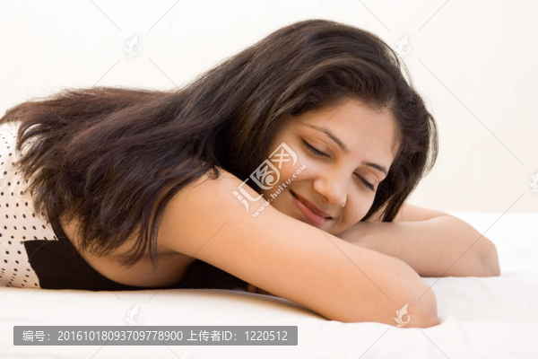 美麗的印度女人在白色背景下的微笑