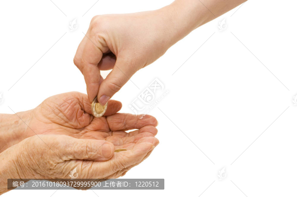 年輕和年老的手與硬幣
