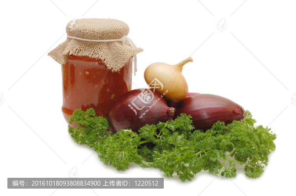 新鮮的果蔬罐頭孤立在白色背景；