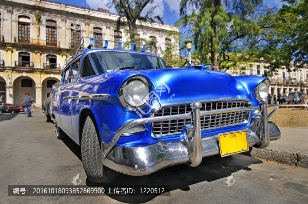 在哈瓦那的大街上，美國經(jīng)典車