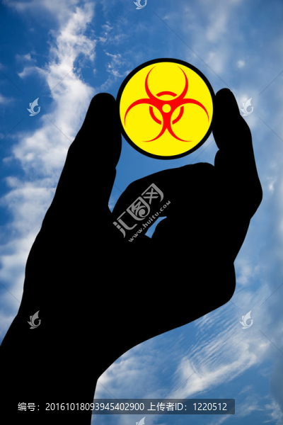 隨著生物標志和天空的手