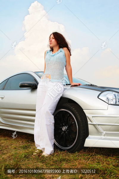 女人站在靠在跑車