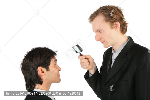 一個商人通過放大鏡看另一個
