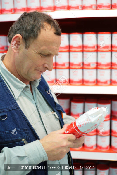 老年人在食品店挑選商品