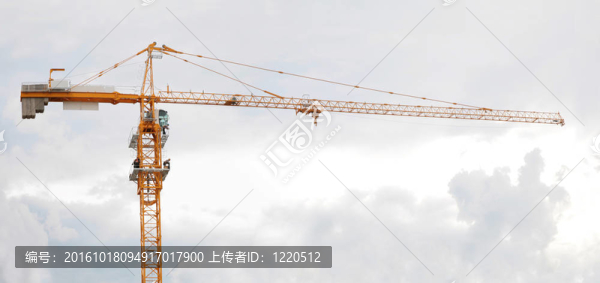 起重機(jī)和天空的云彩