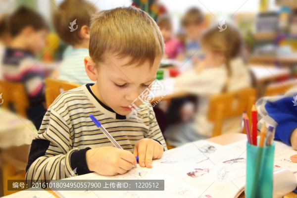 幼兒園繪圖男孩