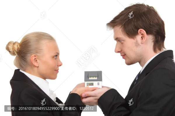 年輕夫婦分開控股家。簡介