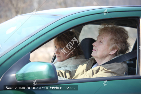 車里的兩個女人
