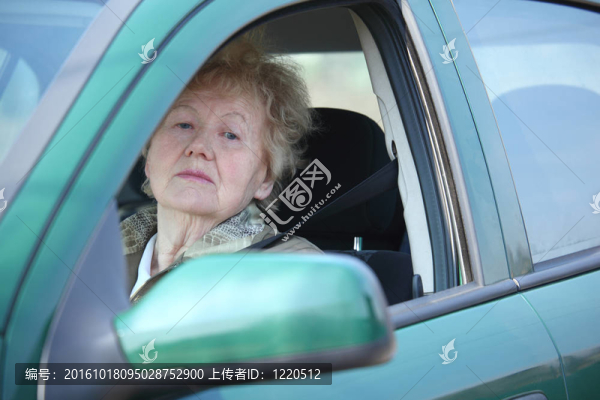 老年婦女看汽車的窗口