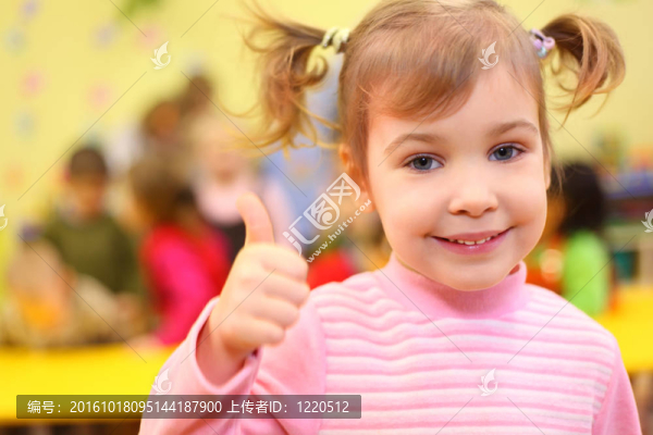 幼兒園里微笑的小女孩表明簽了