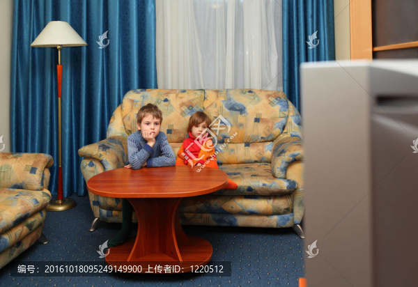 兩個(gè)孩子看電視